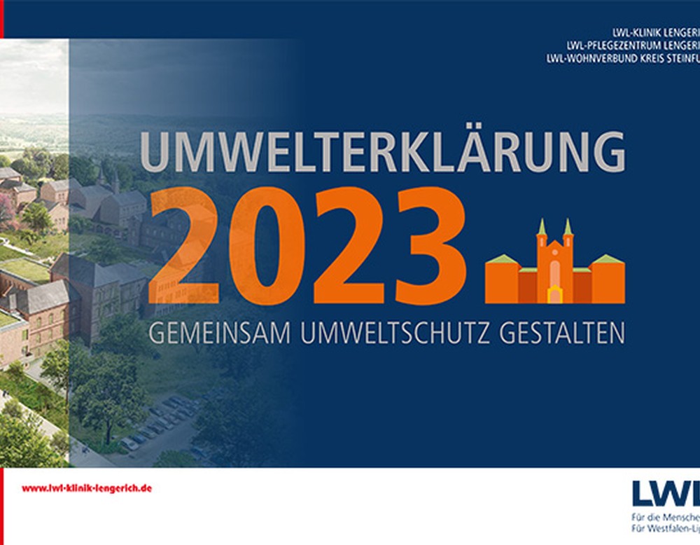 Titelseite der Umwelterklärung 2023 mit einem Gebäudekomplex und darüber eine transparente blaue Schicht mit dem Titel Umwelterklärung 2023